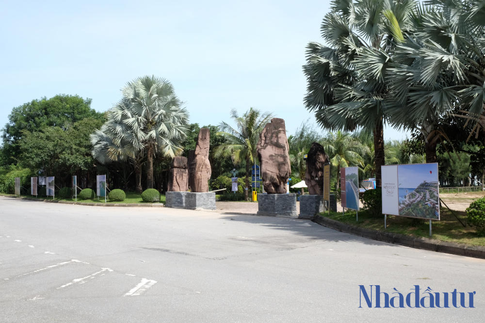 Cổng chính vào dự án Khu biệt thự nghỉ dưỡng khách sạn và du lịch sinh thái Bãi Lữ. Ảnh: Văn Dũng. &nbsp;
