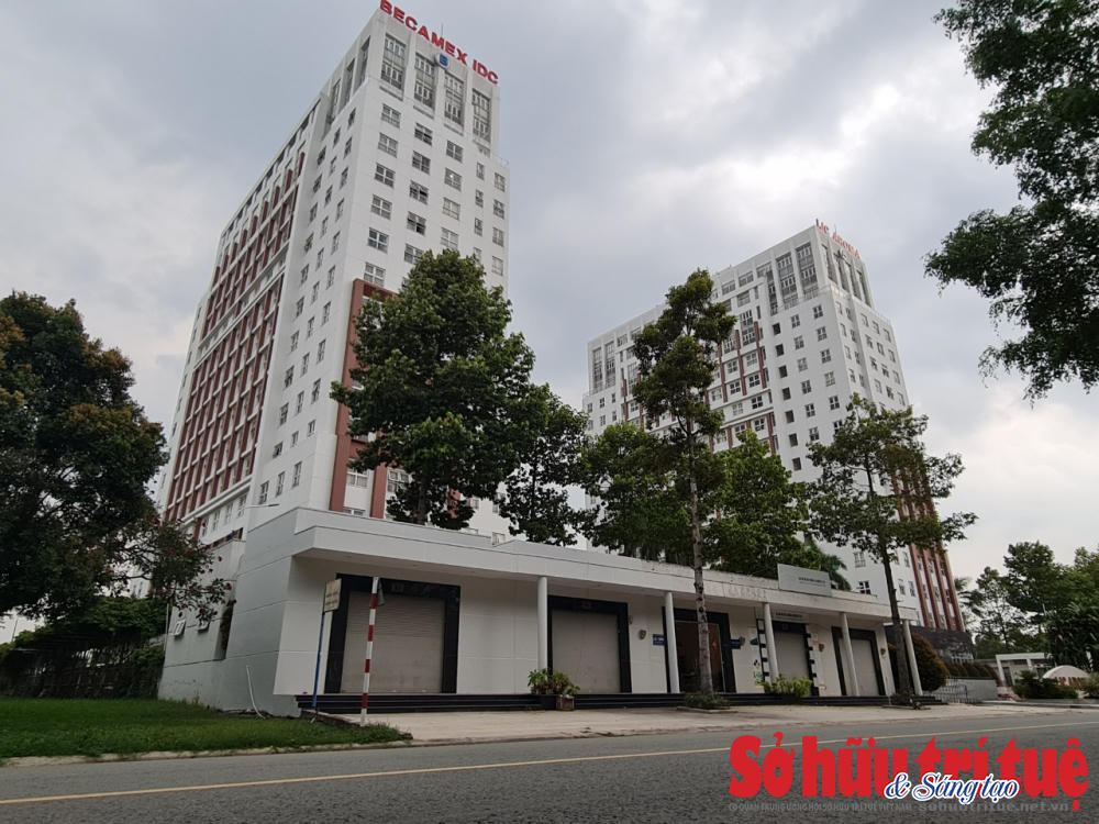 &nbsp;Chị Hằng (người thuê ki ốt) cho biết, nhiều mặt bằng ở đây vẫn bỏ trống vì nhiều lí do khác nhau như: giá thuê khá cao trong khi nhu cầu, người dân ở đây còn thưa và cũng một phần do ảnh hưởng của dịch Covid-19…