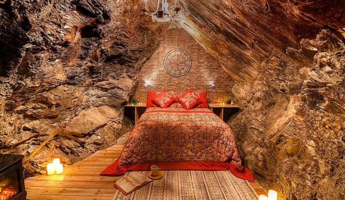 Bên trong "căn phòng lãng mạn" giá 550 bảng Anh của khách sạn. Ảnh: Go Below &nbsp;