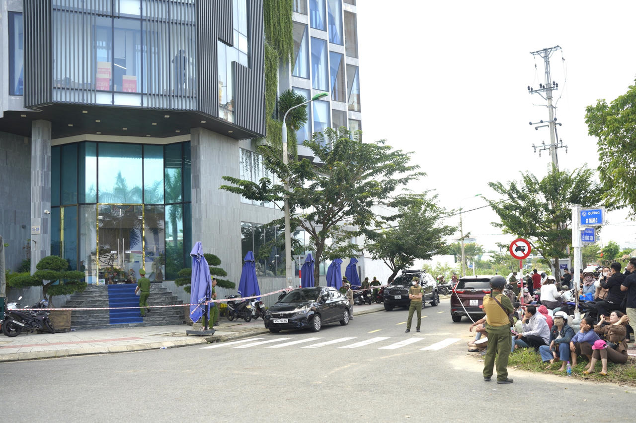 Khách hàng theo dõi diễn biến vụ việc công an khám xét trụ sở&nbsp;TNHH MTV Tư vấn đầu tư GFDI. &nbsp;