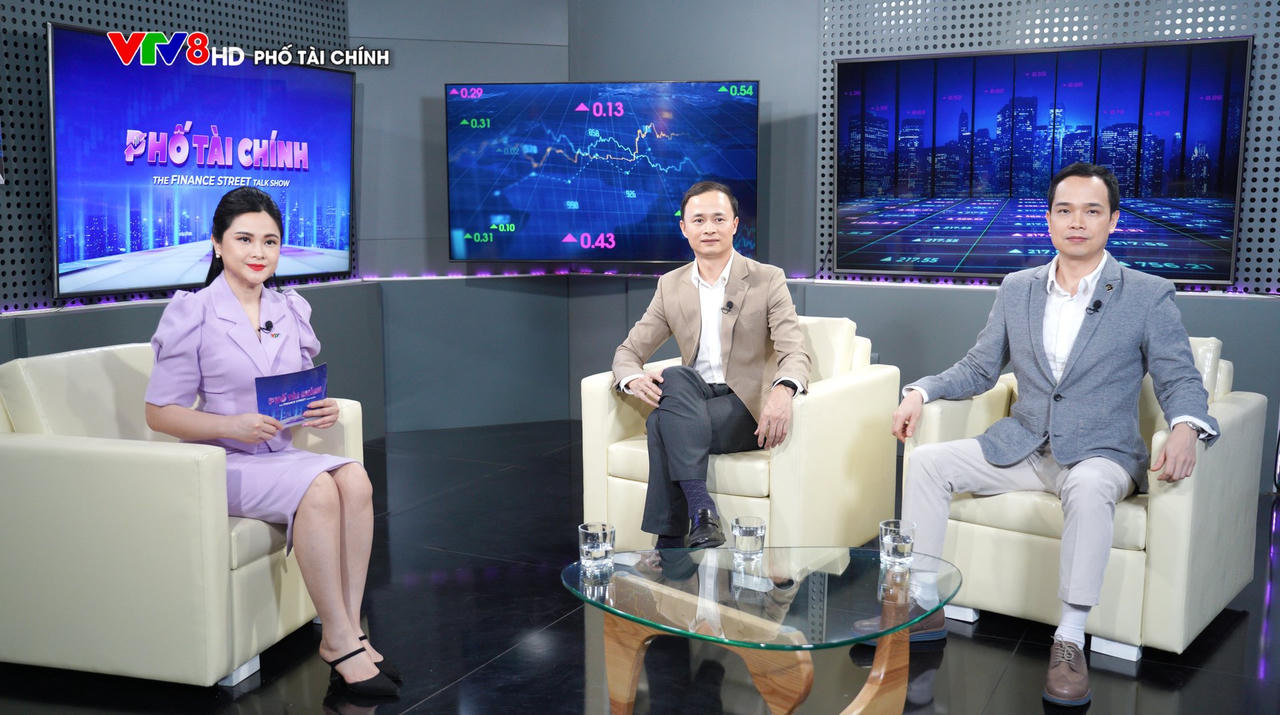 Ông Lê Quang Chung và ông Trần Thăng Long tại Talkshow Phố Tài chính &nbsp;