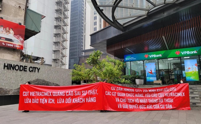 Cư dân Hinode mang băng rôn mong muốn chủ đầu tư thực hiện cam kết trong hợp đồng - theo afamily.vn &nbsp;