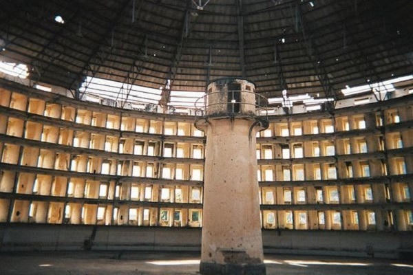 Sự ám ảnh ‘ma mị’ của nhà tù, sân bay bỏ hoang