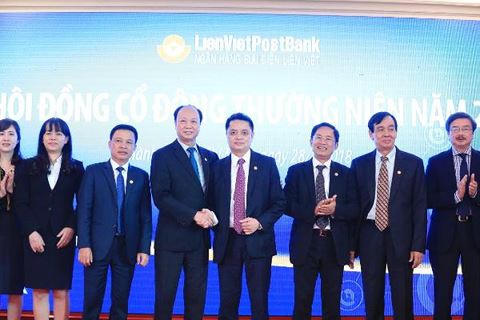 Trịnh Văn Quyết chơi vụ lớn, Phạm Nhật Vượng làm cú nhảy vọt