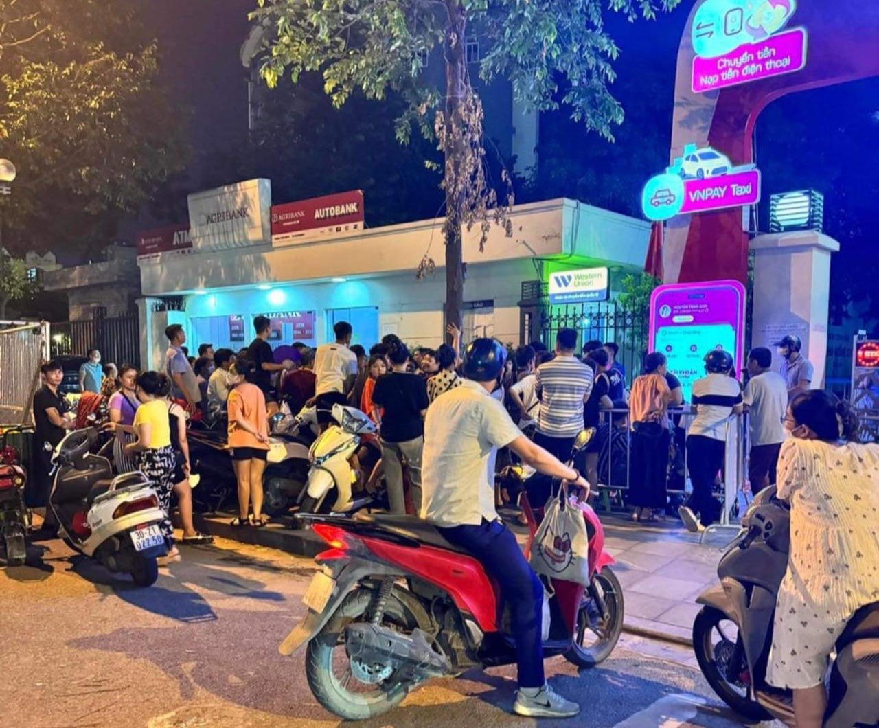 Tình trạng lộn xộn tại các địa điểm bán vàng bình ổn.