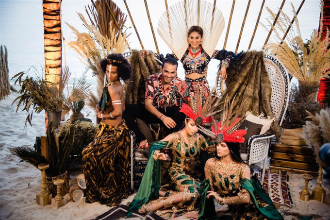 Dress code của bữa tiệc được quy định theo phong cách Tribal, cô&nbsp;dâu&nbsp;tỷ phú Kaabia Grewal xuất hiện đầy quyến rũ trong&nbsp;bộ váy&nbsp;lộng lẫy&nbsp;được trang trí&nbsp;với&nbsp;hoa văn rực rỡ kết hợp với tua rua có kết hạt gỗ.