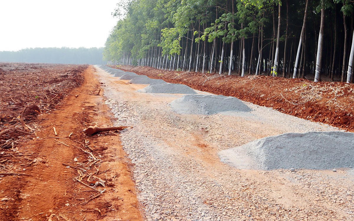 Hiện trạng tuyến đường đang được thi công “chui” - Ảnh: Bình Phước Online &nbsp;