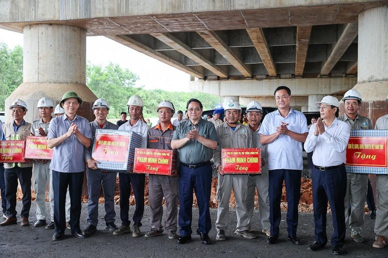 Thủ tướng tặng quà, động viên cán bộ, kỹ sư, công nhân, người lao động - Ảnh: VGP/Nhật Bắc