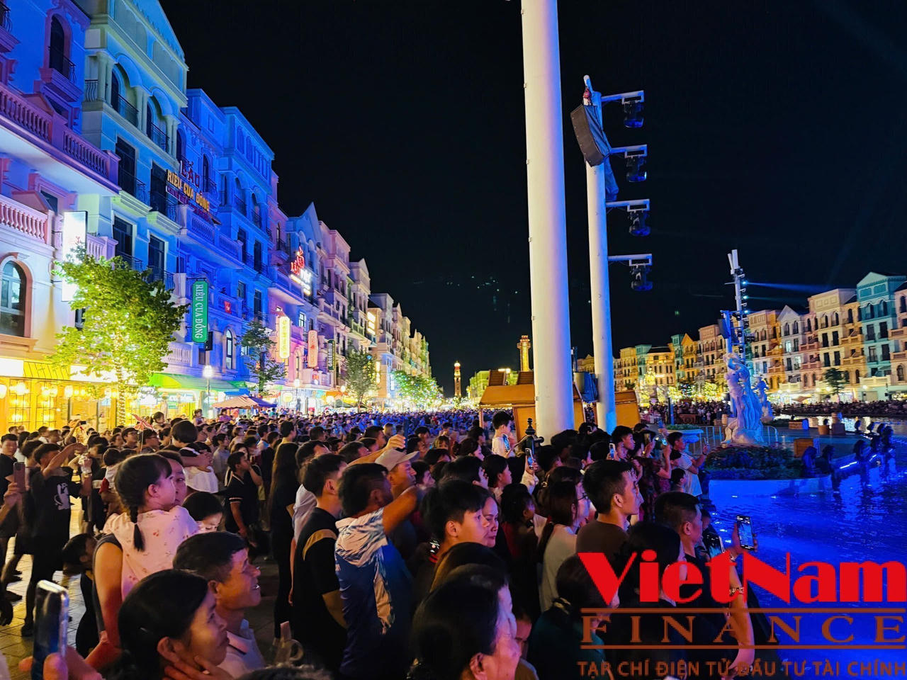 Phố đêm rực sáng tại Khu đô thị Ocean Park ở Hưng Yên