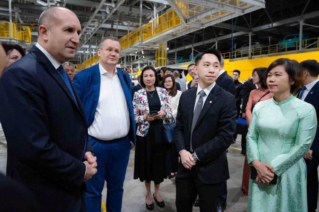Phạm Nhật Minh Hoàng (thứ 2 từ phải sang) tiếp Tổng thống Bulgaria Rumen Radev đến thăm và làm việc tại Tổ hợp Nhà máy VinFast Hải Phòng.