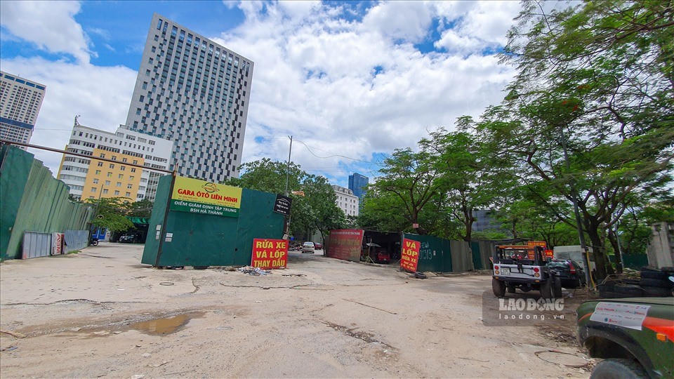 Khu đất dự án giờ đây mọc lên hàng loạt công trình sai mục đích như bãi rửa xe, gara ôtô, buôn bán sắt vụn, sân bóng đá... Ảnh: Lao Động &nbsp;
