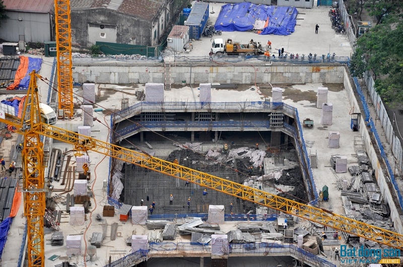 Hà Nội: Gần UBND quận Hoàng Mai, công trình rộng hơn 14.000m2 không phép vẫn xây dựng rầm rộ 