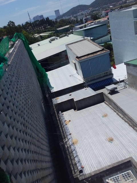 Phá bỏ bức tường khổng lồ, người dân bất ngờ có 3 tỷ