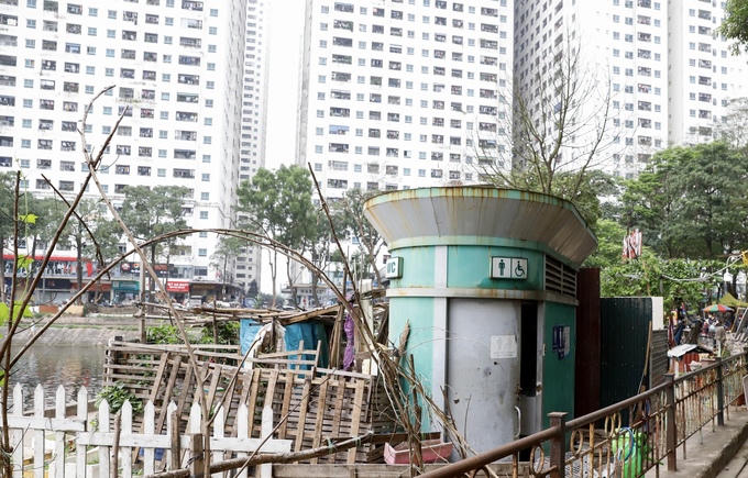 Hà Nội: Công viên rộng gần 6.000m2 bị “xẻ thịt” xuống cấp nghiêm trọng