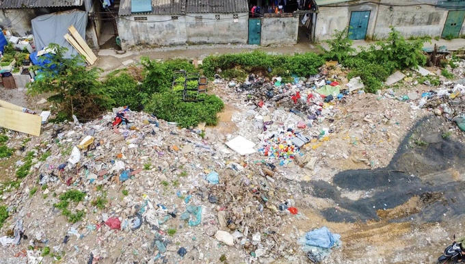 Tuyến đường nghìn tỉ chậm tiến độ, người dân khốn khổ vì ngập ngụa rác thải