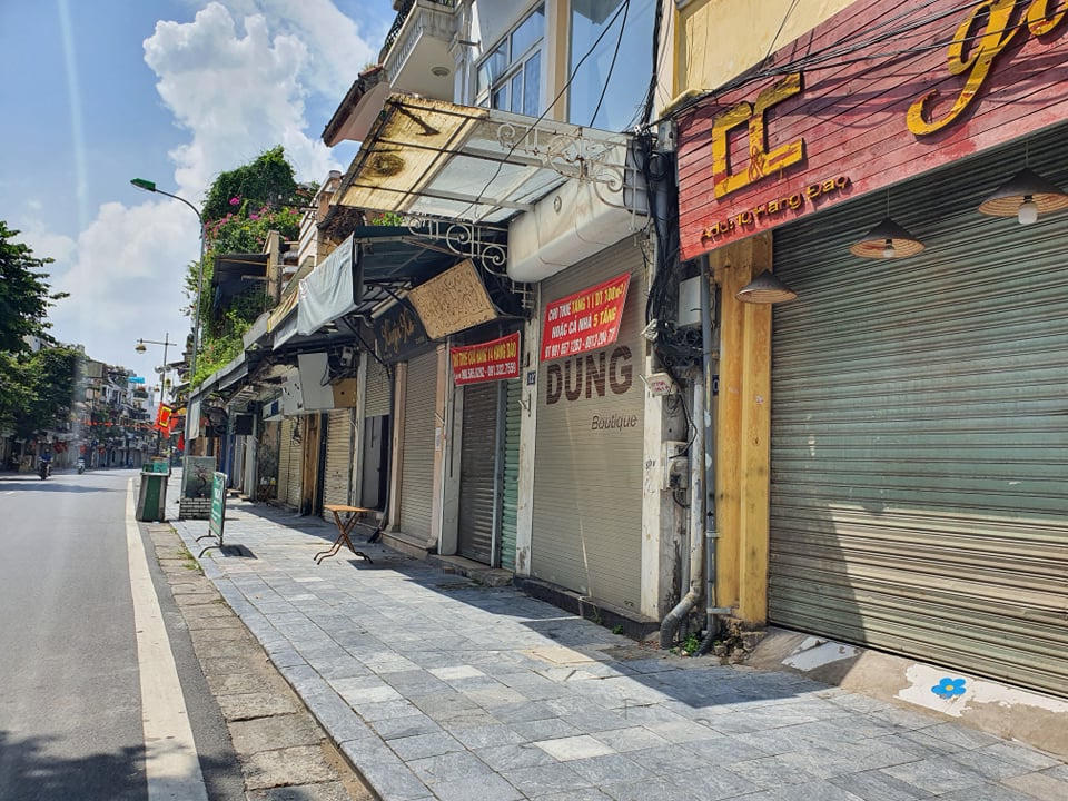 Tuyến phố kinh doanh sầm uất Hàng Đào (quận Hoàn Kiếm, Hà Nội) “đóng băng” do dịch Covid-19. (Ảnh: Báo Tin tức/TTXVN) &nbsp;