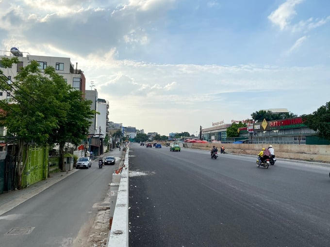 Đường dân sinh rộng khoảng 5m hai bên cũng đã xong