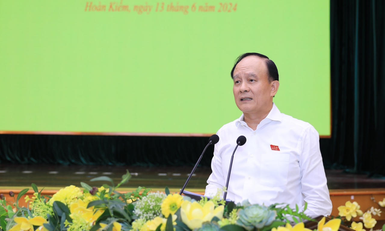 Chủ tịch HĐND thành phố Hà Nội Nguyễn Ngọc Tuấn phát biểu tại buổi tiếp xúc cử tri.