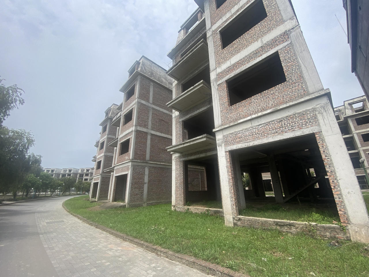 Hàng nghìn biệt thự triệu USD bỏ hoang trên đất ven đô đấu giá 133 triệu/m2