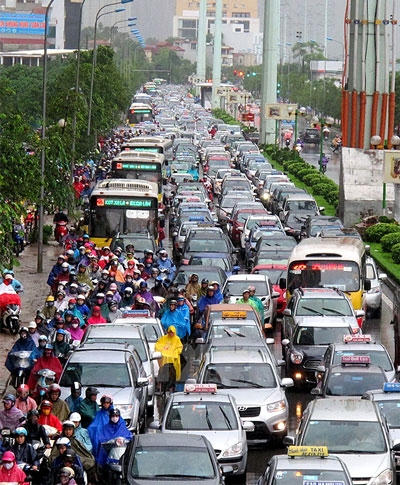 
&nbsp;Đường Tố Hữu "thất thủ", cảnh thường thấy trên tuyến đường này.
