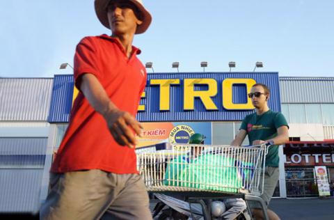 PGS.TS Nguyễn Văn Nam khẳng định, để làm giàu, người Việt Nam phải tự học và tự làm lấy, không thể trông đợi vào FDI. Ảnh minh họa: Tuổi trẻ &nbsp;