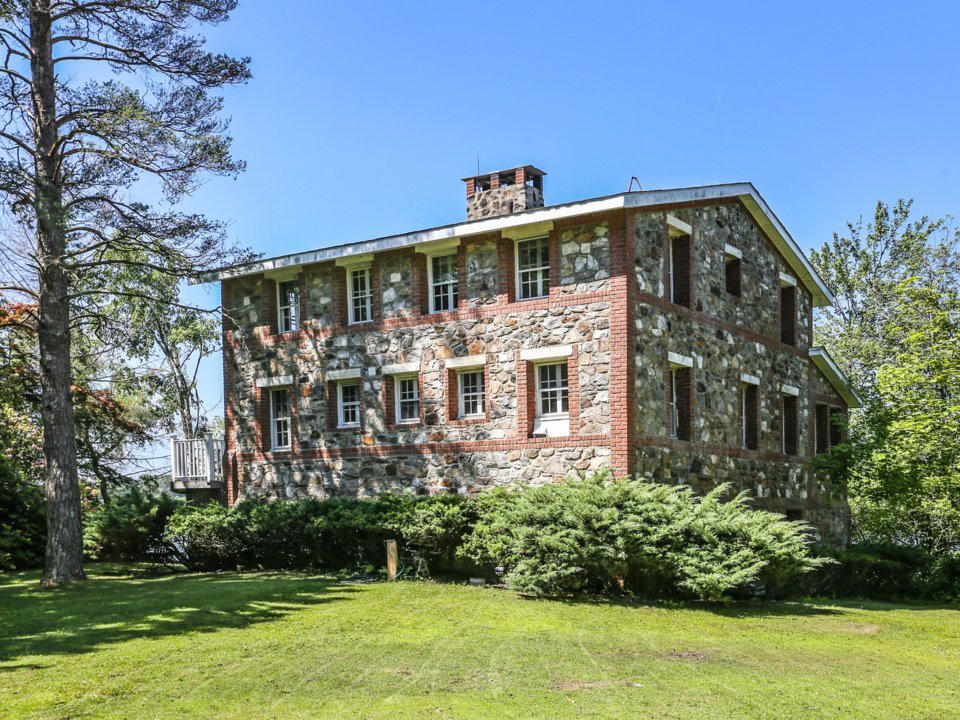 Mua cả hòn đảo kèm nhà sang chảnh giá chỉ như biệt thự