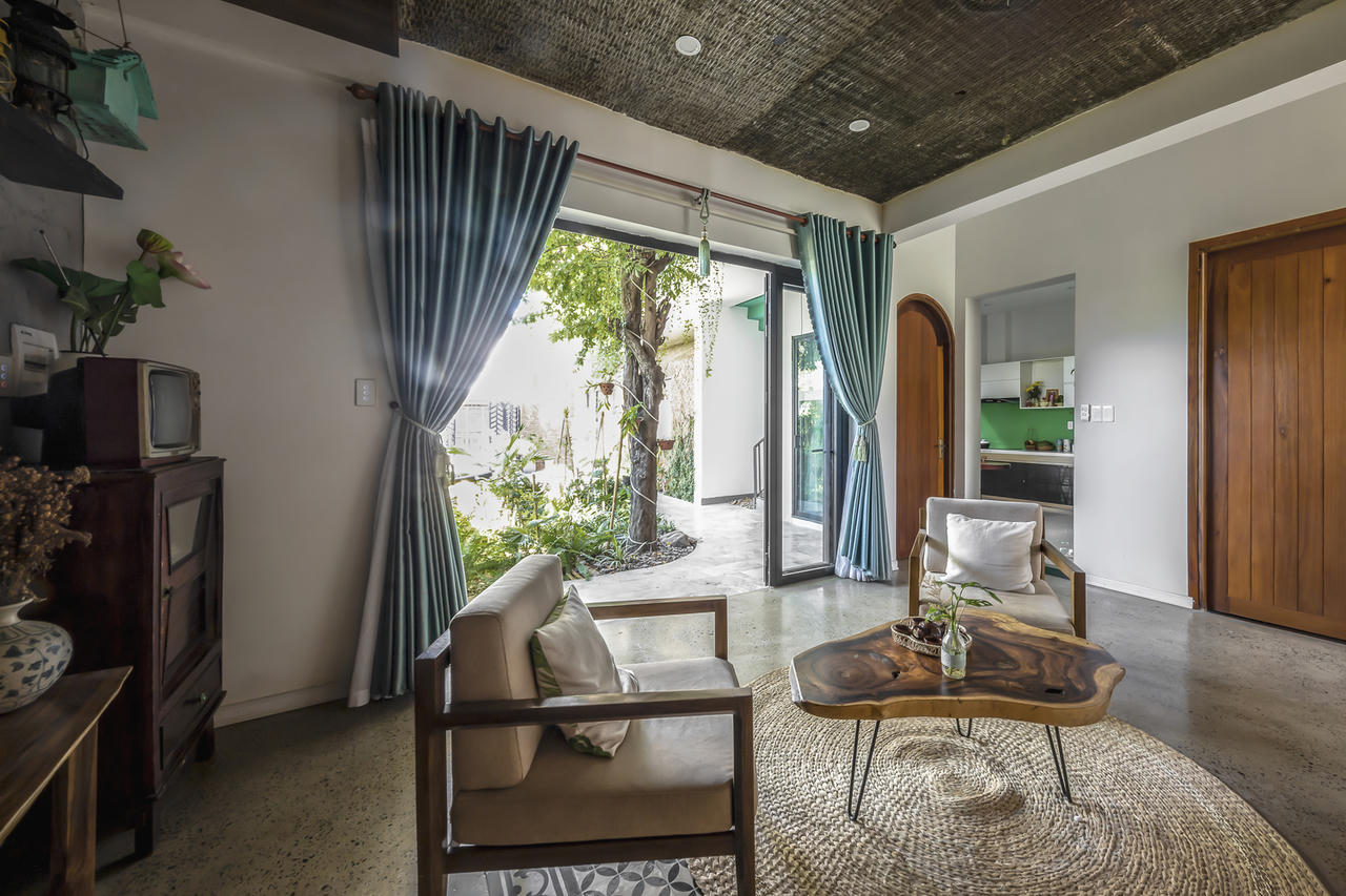 Các khối được ngăn cách bởi cầu thang và không gian sân vườn tạo ra những khoảng trống đối lưu đến mọi ngóc ngách trong nhà.&nbsp;