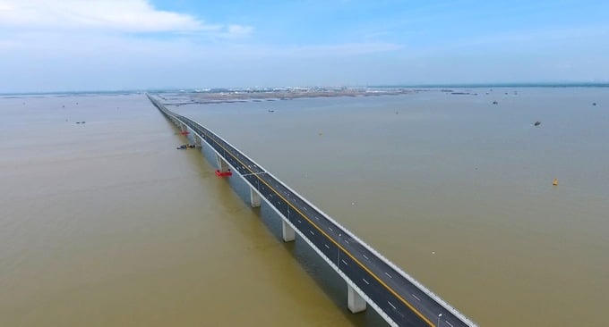 Cầu vượt biển Tân Vũ - Lạch Huyện là công trình vượt biển dài nhất Đông Nam Á hiện nay. Ảnh: Hoàng Phương/Báo Thanh Niên &nbsp;