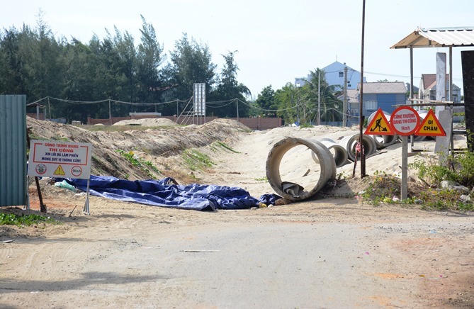 Dân phản đối doanh nghiệp xây khu du lịch trên đường dân sinh