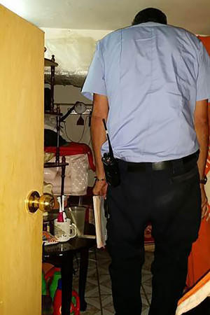 Giật mình cảnh sống trong căn hộ 58m2 'cơi nới' thành 11 phòng đầu chạm trần