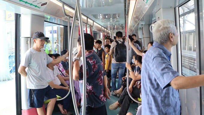 Hành khách di chuyển trên tuyến tàu điện Nhổn - ga Hà Nội. Ảnh: Internet
