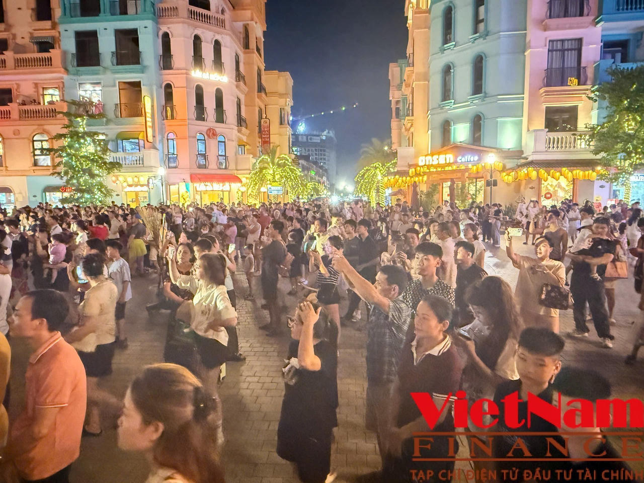 Phố đêm rực sáng tại Khu đô thị Ocean Park ở Hưng Yên