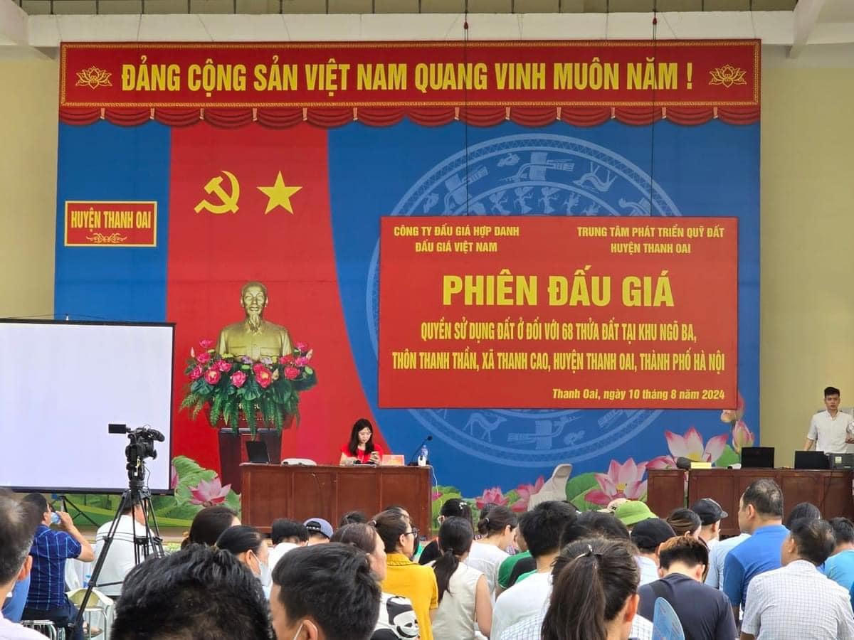 Phiên đấu giá đất tại Thanh Oai diễn ra sáng nay.