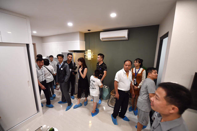 Hàng nghìn người chen chân xem nhà mẫu VinCity