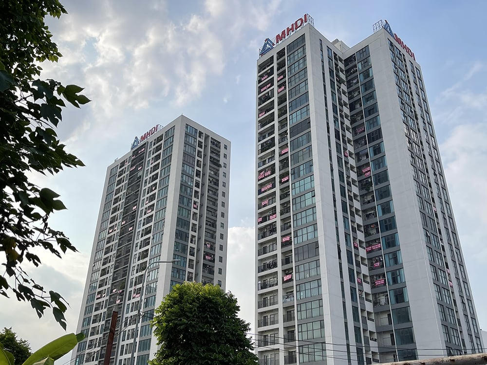 Cư dân tại chung cư hai toà nhà CT5, CT6 treo băng rôn đòi sổ đỏ. Ảnh Lê Ngà