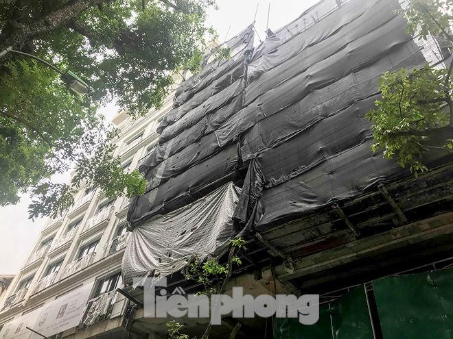 Cao ốc vượt tầng cạnh Hồ Gươm 'cắt ngọn' chậm tiến độ