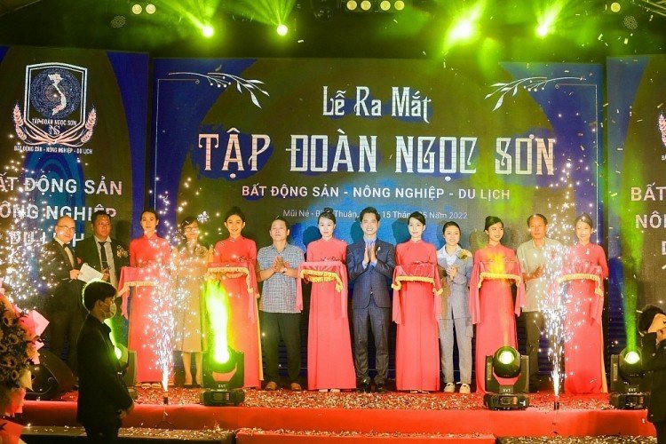 Người thường học chứng chỉ môi giới, nghệ sĩ mở công ty riêng: làm bất động sản giờ dễ vậy sao?
