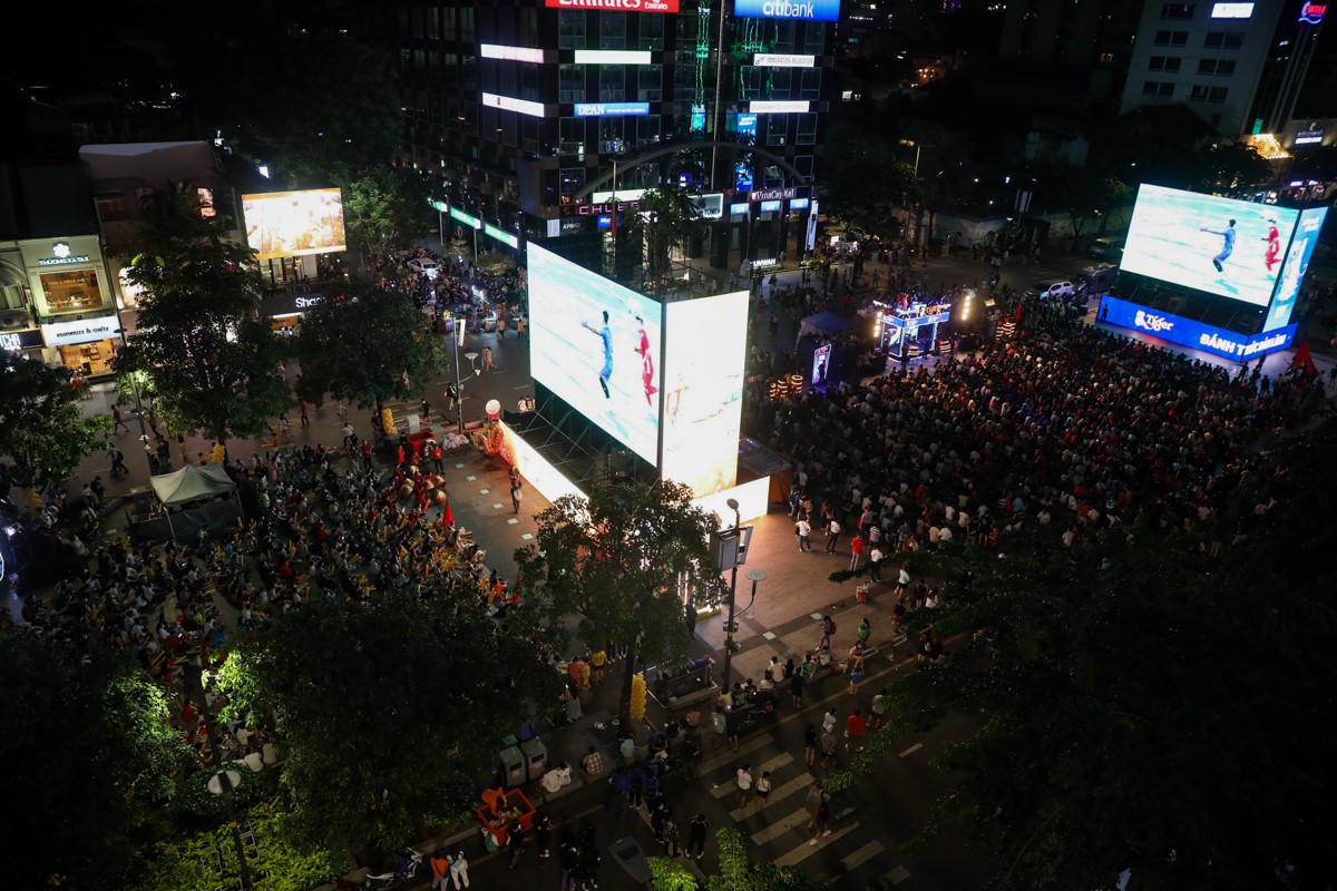 Người Sài Gòn cổ vũ tuyển Việt Nam gặp Myanmar tại phố đi bộ Nguyễn Huệ, tối 13/5. Nguồn: VnExpress &nbsp;