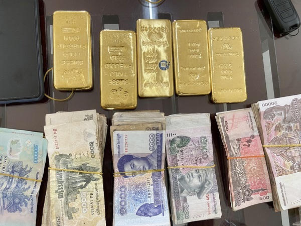 Lợi dụng dịch bệnh để buôn lậu ngoại tệ và vàng vào trong nước 