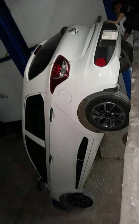 Nhot chuc oto trong ham chung cu&nbsp;vi su co hi huu&nbsp;