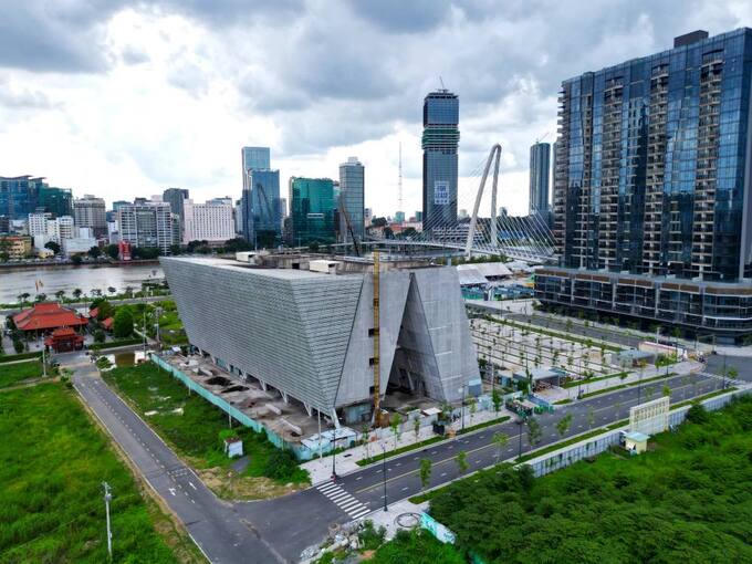 Với kiến trúc độc đáo gồm hai khối đặt nghiêng, chụm vào nhau, khối thép tạo hình tam giác, tòa nhà được kỳ vọng trở thành biểu tượng mới trong Khu đô thị mới Thủ Thiêm. Nguồn: Báo Lao Động