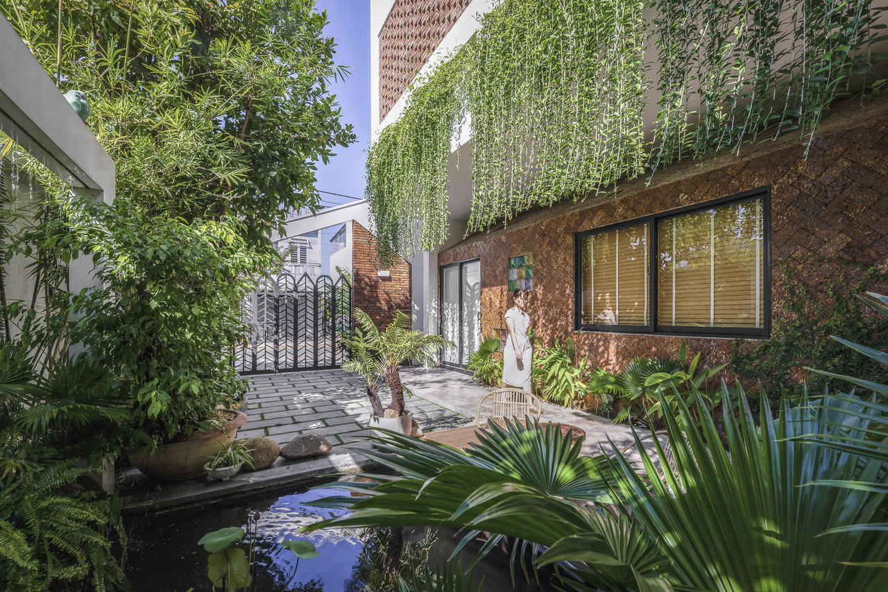 Các kiến ​​trúc sư đã chia ngôi nhà thành 3 khối chức năng chính ngăn cách với nhau, đảm bảo gió được lưu thông xuyên suốt.