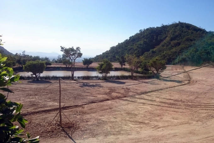 Hết con dốc thứ 2, PV Báo Giao thông lại gặp một bãi đất trống nữa nhưng với quy mô “khủng”. Tại đây, có hồ nước nhân tạo, cây xanh, và gần như phần hạ tầng đang đi vào hoàn thiện trông như một khu đô thị hay khu biệt thự đồi.