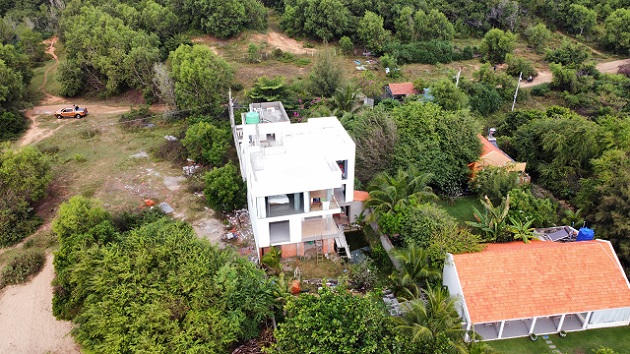 Phan Thiết: Biệt thự xây không phép giữa khu dân cư lụp xụp, tồi tàn