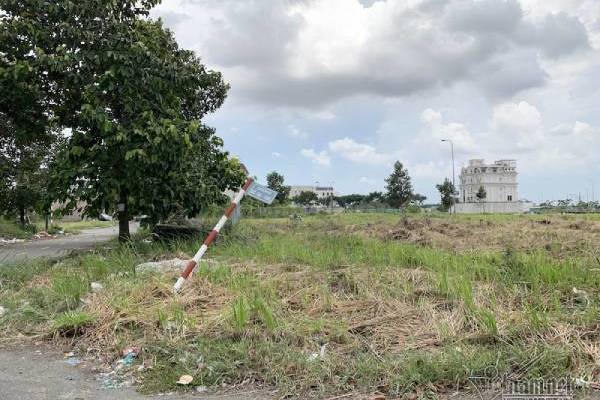 Chuyện lạ ở TP.HCM: Nơi giá đất 300 triệu đồng/m2, biệt thự xây dở không người ở