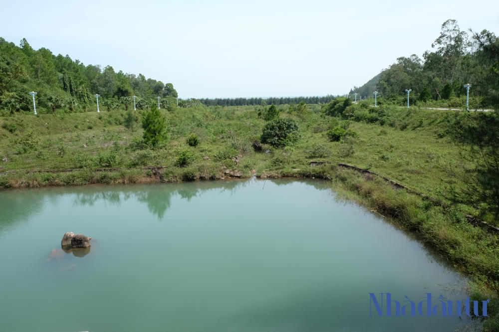 Phía trong dự án vẫn đang là những khu đất hoang. Ảnh: Văn Dũng. &nbsp;