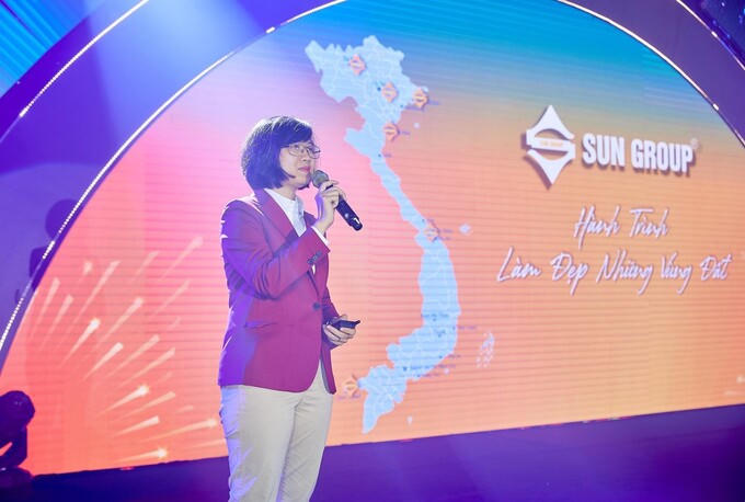 Giám đốc Kinh doanh Sun Property Mai Thị Hồng Quyên thuyết trình về dự án &nbsp;