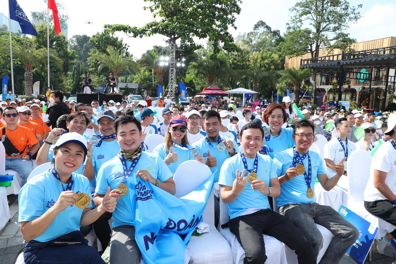 Các vận động viên hào hứng “khoe” thành tích sau 2 tháng tranh tài &nbsp;