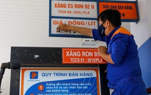 Lần thứ 6 liên tiếp giá xăng được điều chỉnh tăng mạnh. &nbsp;