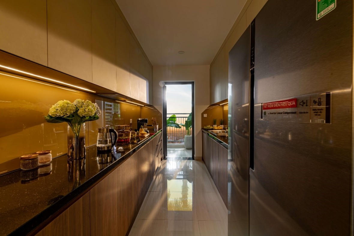 Căn bếp nối liền logia, giúp đối lưu không khí tại Hanoi Melody Residences. &nbsp;